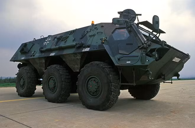 Xe bọc thép chở quân TPz Fuchs do công ty Rheinmetall Landsysteme sản xuất và đưa vào sử dụng từ năm 1979. Nó là một loại xe thiết giáp đa năng có thể hoạt động với vai trò chở quân, xử lý bom mìn, tác nhân sinh-hóa học, trinh sát hay tác chiến điện tử. Vũ khí trên xe có thể trang bị tên lửa chống tăng MILAN, súng máy đa mục đích hoặc súng phóng lựu đạn khói. Nó lắp động cơ công suất 320 mã lực, tốc độ tối đa 105 km/h, lội nước 10 km/h, phạm vi hoạt động 800 km. Ảnh: Wikipedia.