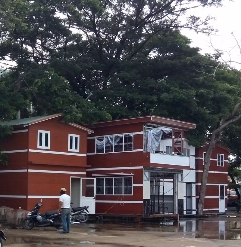 Vật liệu chính dùng để xây nhà là sắt, nhôm và tôn. Nhà có chiều ngang 4m, dài 6m, gồm một trệt, một lầu có tổng trọng lượng từ 2,5 đến 3 tấn. Ông Luận cho biết, giá bán mỗi căn từ 200 triệu đồng, nếu làm bằng vật liệu nhẹ giá chỉ trên 50 triệu đồng/căn.