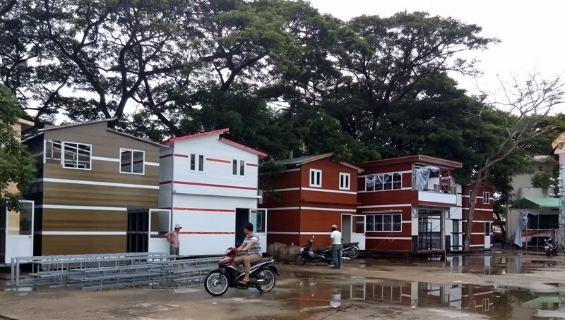 Nhiều người cho rằng, căn nhà như thế này thích hợp cho những hộ gia đình sống tại vùng lũ hơn là nhà lô phố. Tuy nhiên, theo chủ nhân của những ngôi nhà này thì nó rất đa dụng, tùy theo yêu cầu sở hữu của mỗi người.