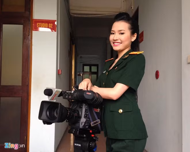 Là một 9X (sinh năm 1991), Quý Linh chia sẻ, khi khoác lên mình màu áo lính, cô rất tự hào và cảm thấy bản thân mang nhiều trọng trách. Điều đó khiến Quý Linh phải cố gắng thật nhiều để đem đến những thông tin nóng, quan trọng nhất tới với không chỉ khán giả xem truyền hình mà cả những người lính đang ngày đêm làm nhiệm vụ bảo vệ đất nước