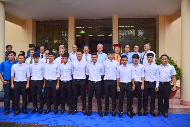 Các cầu thủ chụp hình lưu niệm với các thầy cô giáo, đại biểu sau lễ khai giảng.