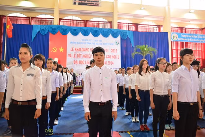 Công Phượng cùng các tân sinh viên ra mắt ban giám hiệu nhà trường. Họ sẽ học tại đây theo chương trình liên kết 4 năm. Sau khi ra trường họ có thể trở thành giáo viên thể chất hoặc HLV bóng đá với điều kiện học thêm bằng cấp bổ sung.