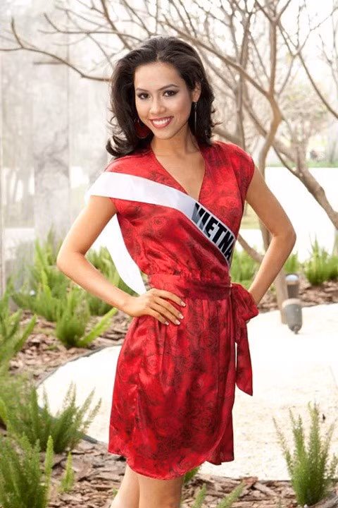 A hậu Hoàng My: Năm 2012, sau nhiều đề cử, Á hậu Việt Nam 2010 Hoàng My chính thức được chọn dự thi Hoa hậu Thế giới 2012 tại Trung Quốc. Trước đó, Hoàng My cùng Diễm Hương và Thùy Dung là những gương mặt được nhiều khán giả nước nhà mong đợi.