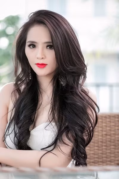 Lại Hương Thảo: Năm 2013, công chúng khá bất ngờ khi hình ảnh và thông tin của Lại Hương Thảo (cao1m67, chỉ số hình thể 89-60-90) xuất hiện trên trang web chính thức của Miss World 2013, bởi trước đó, Hoa hậu Thùy Dung được xem là ứng viên sáng giá. Nhiều đánh giá cho rằng, người đẹp kém nổi bật và có chiều cao khiêm tốn. Trong đêm chung kết, Lại Hương Thảo "trắng tay" khi không được xướng tên ở bất kỳ giải thưởng nào. Sau đó, người đẹp cho rằng: "Quan trọng là tôi đại diện cho Việt Nam, nên tôi phải quảng bá cho hình ảnh, nét đẹp của người con gái Việt duyên dáng, chứ không phải vì giải thưởng".