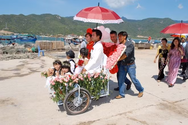 Kiệu hoa của cô dâu chú rể là chiếc xe đẩy tôm hàng ngày.