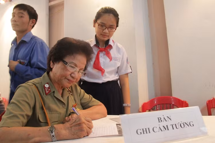 Nhiều dòng cảm tưởng được ghi lại...