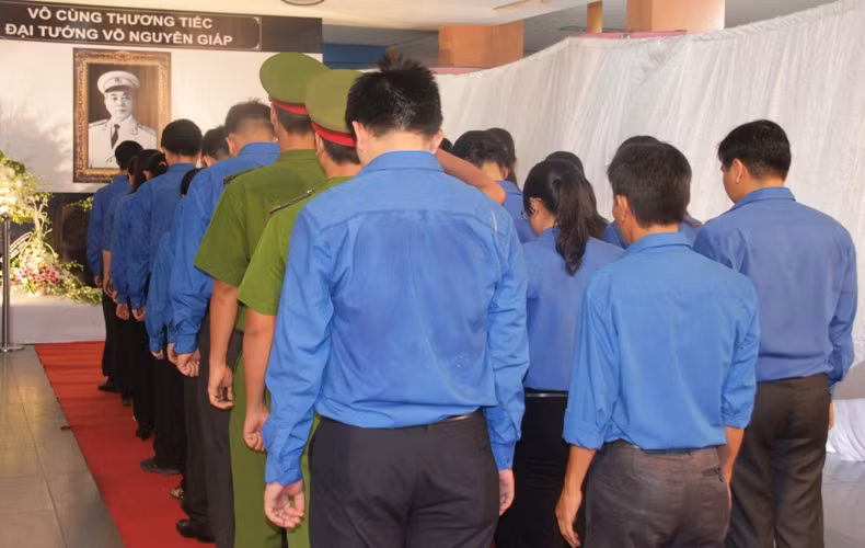 Tất cả nghiêng mình, kính cẩn trước di ảnh Đại tướng