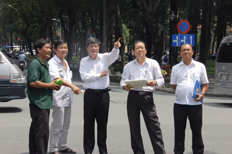 Đồng chí Nguyễn Văn Đua (thứ 3 từ trái sang), Phó bí thư thường trực Thành ủy TP HCM, Trưởng ban tổ chức lễ viếng và truy điệu Đại tướng Võ Nguyên Giáp tại TP HCM...