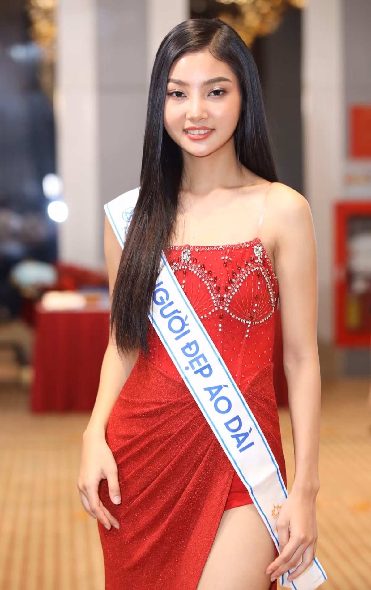 Tại thử thách Head to Head Challenge, Kim Thoa bày tỏ: "Trước khi đến cuộc thi, tôi rất nhút nhát. Tôi tham gia để tự tin, bản lĩnh và có cơ hội giao tiếp nhiều hơn". Theo lời kể của ứng viên, cô từng gặp tai nạn nghiêm trọng vào năm 8 tuổi, bị gẫy tay chân, gương mặt trầy xước. Kim Thoa cũng có một vết sẹo nhỏ ở mặt do phải phẫu thuật.