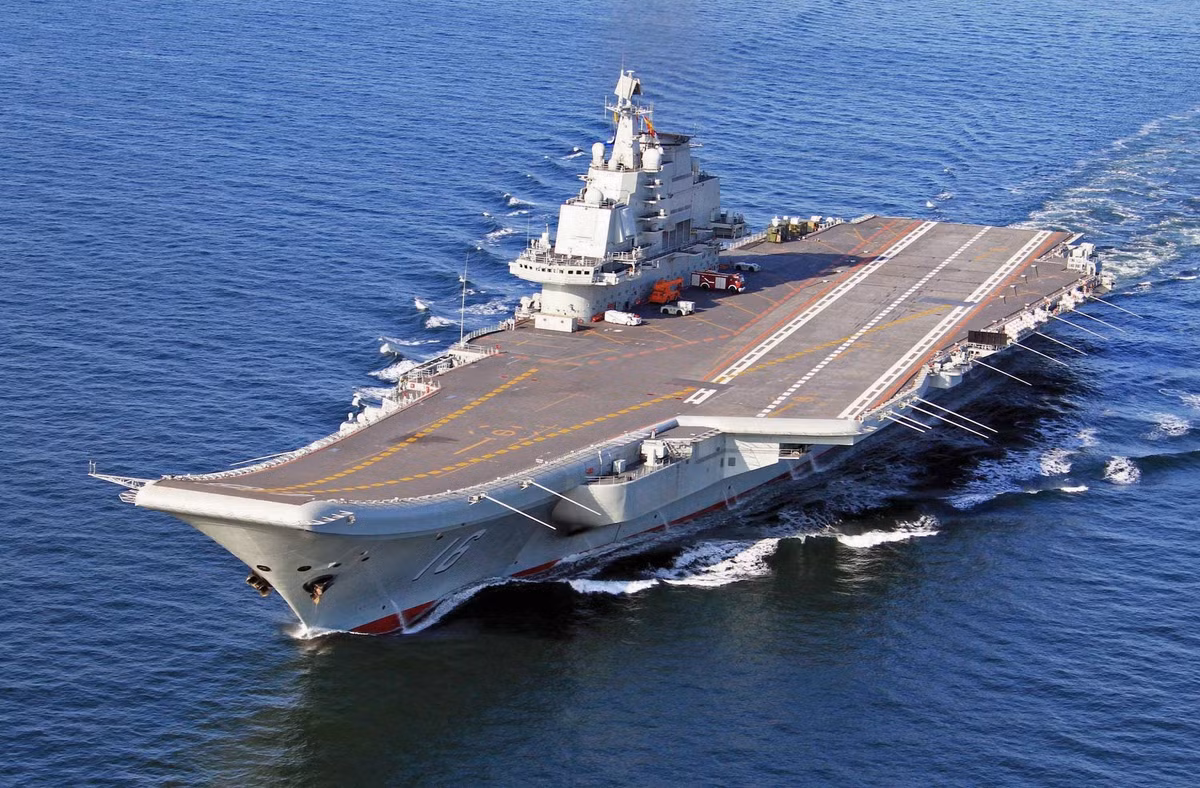 Tiêm kích J-15 cất cánh từ tàu sân bay Trung Quốc tự đóng Tiem kich J-15 cat canh tu tau san bay Trung Quoc tu dong