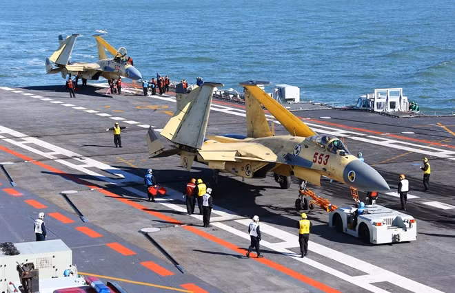 Tiêm kích J-15 cất cánh từ tàu sân bay Trung Quốc tự đóng - Hình 2 Tiem kich J-15 cat canh tu tau san bay Trung Quoc tu dong-Hinh-2