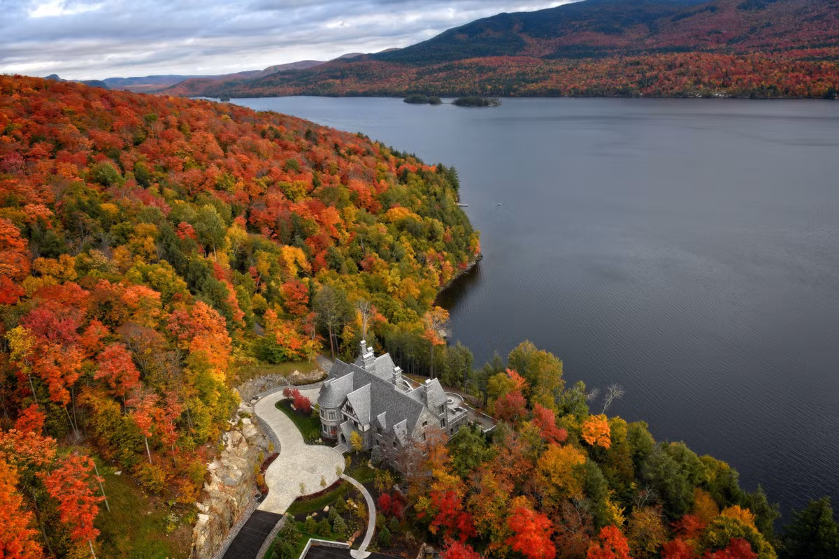 "Khu vực gần hồ Tremblant rất đẹp và đắt đỏ", ông Dalbec nói thêm. Ông không tiết lộ thông tin về người bán và cho rằng những người mua thường sở hữu nhiều ngôi nhà.