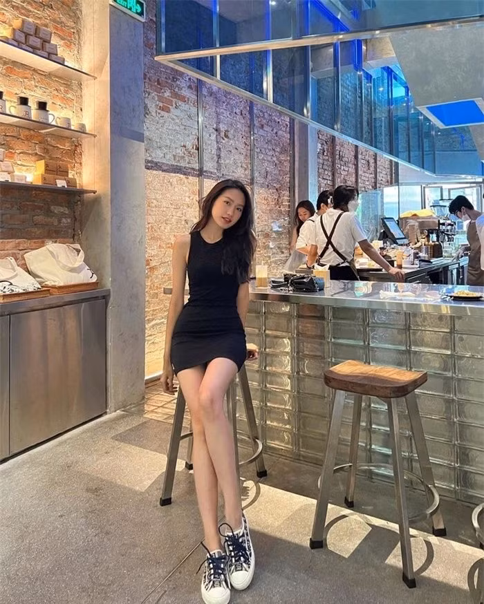 Hoi my nhan Viet so huu vong eo nho hon Ngoc Trinh