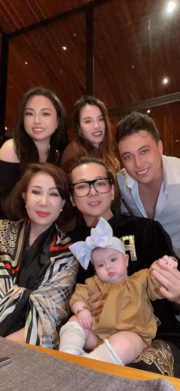 Vu Ha lau lam moi dang anh ben vo, cap doi lech tuoi Vbiz gio the nao?-Hinh-2