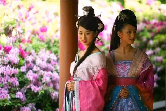 My nu nao bi bo roi tu nho, 29 tuoi lam hoang hau?-Hinh-5