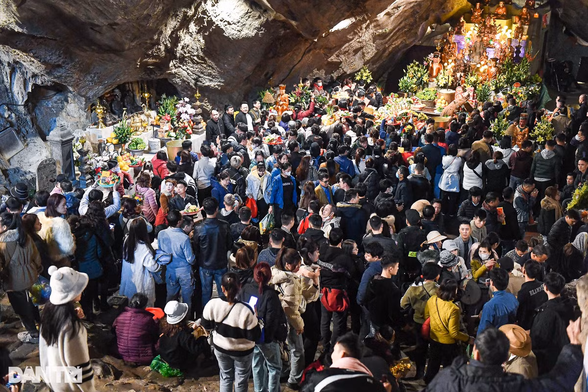 Trước thông tin chùa Hương "vắng vẻ", bà Vũ Thị Toại (60 tuổi, Cẩm Phả, Quảng Ninh) cho biết, đây là lần thứ 6 bà cùng gia đình đi lễ hội chùa Hương. So với thời điểm trước dịch Covid-19, bà Toại thấy chùa Hương có ít khách hơn, song vẫn khá nhộn nhịp.