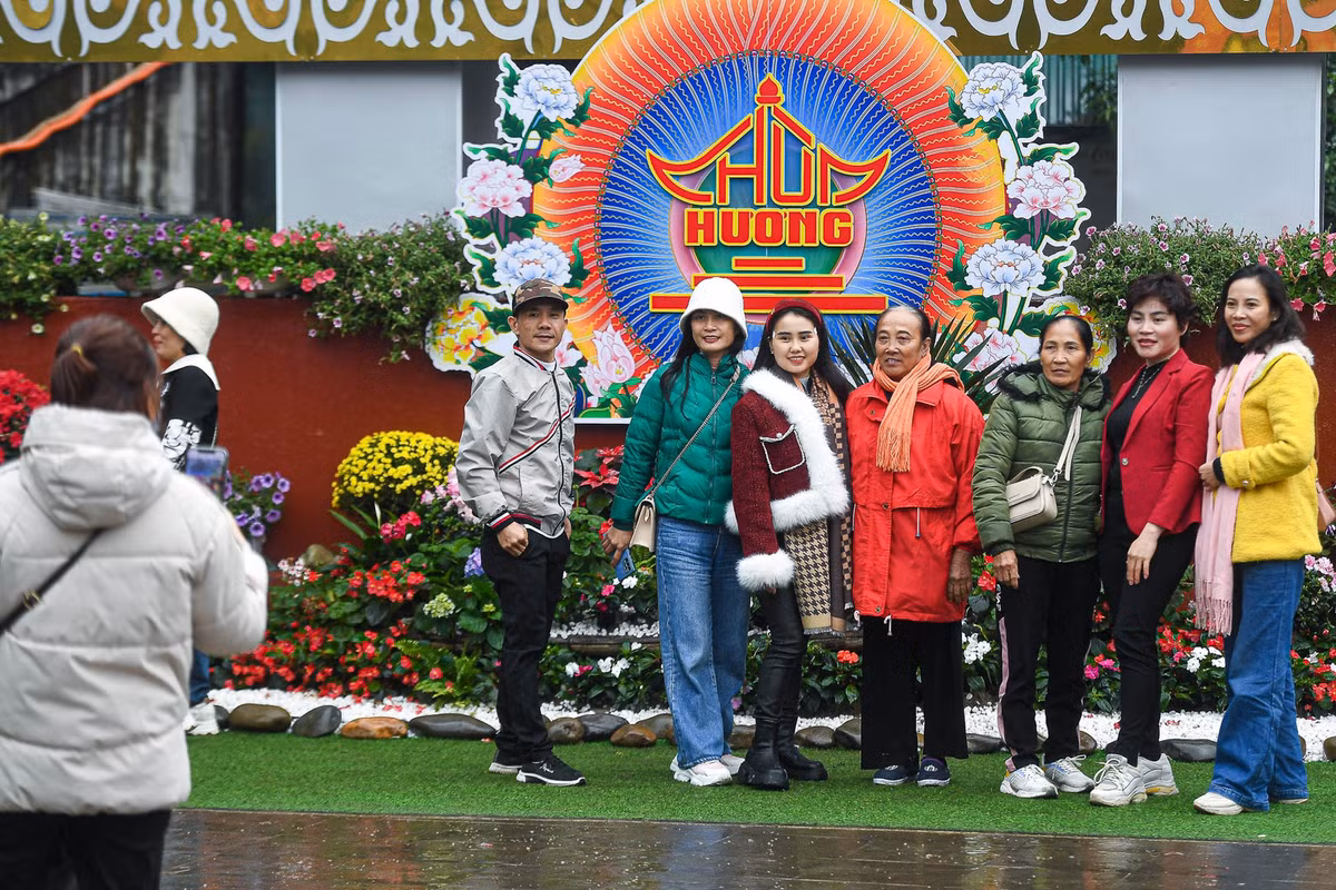 "Du khách về chùa không đông như năm ngoái, tuy nhiên vẫn xảy ra tình trạng chờ đợi ở một số điểm. Tôi phải xếp hàng 20 phút mới tới lượt lên cáp treo. Nếu đi vào buổi chiều, chắc sẽ đỡ đông hơn. Tại các điểm chụp hình, check-in, mọi người cũng chen chân khá đông", anh Du nói.