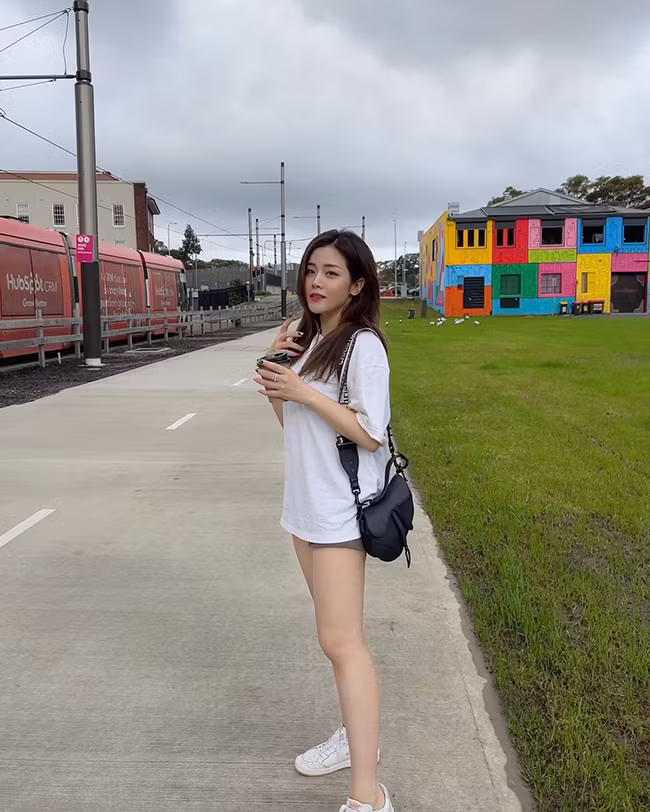Cô thường phối áo phông mix với quần short jeans và giày thể thao.