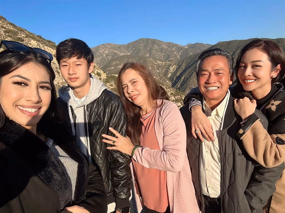 Lo dien gia dinh Jennifer Pham, ngoai hinh 'dep deu'