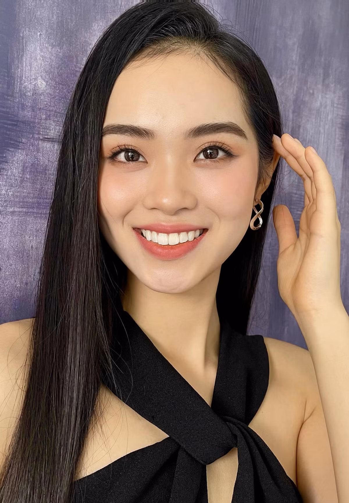 Chia sẻ với VietNamNet, Phương Anh cho biết hướng đến hình ảnh một cô gái nồng hậu, dịu dàng nhưng tự tin và đầy hoài bão. Đến với cuộc thi, cô mong muốn thay đổi môi trường, làm mới trải nghiệm và thể hiện bản thân cùng với thông điệp “đôi khi, giới hạn là do chúng ta tự nghĩ ra”.