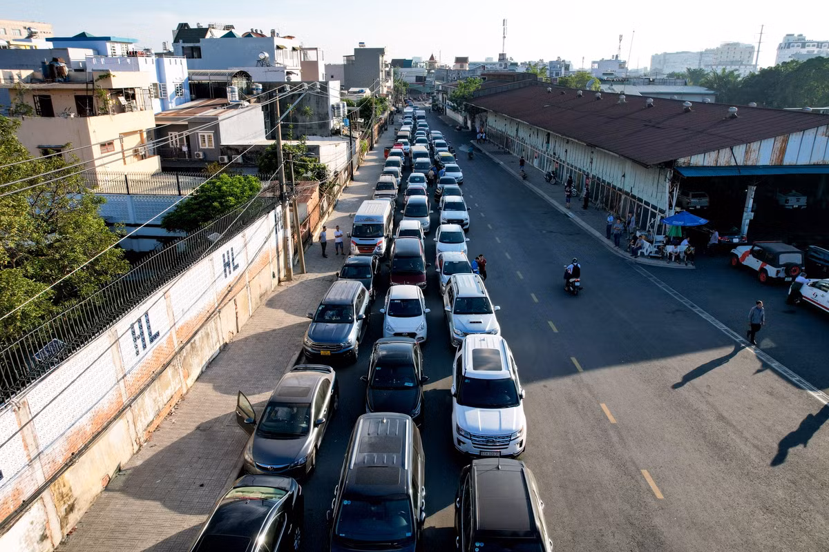 Khoảng 6h30, ôtô xếp kín lối vào của Trung tâm Đăng kiểm xe cơ giới 5003S - TP.HCM (quốc lộ 13, TP Thủ Đức). Tình trạng này diễn ra từ vài ngày qua.