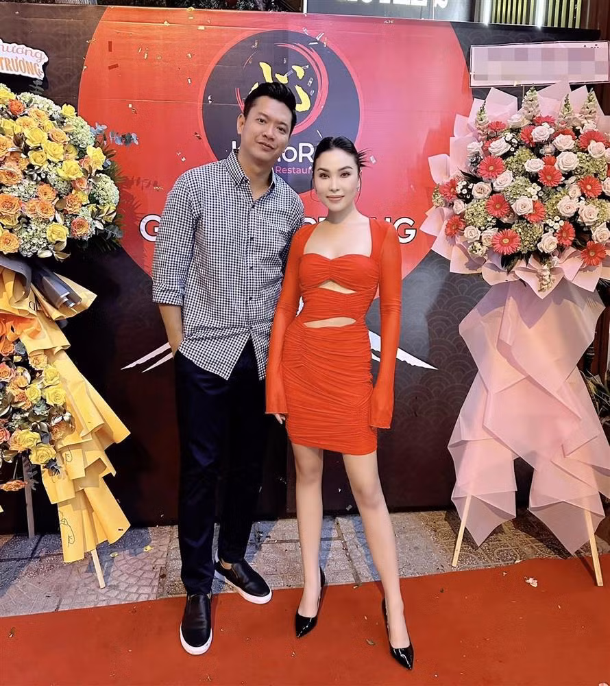 Song có thể thấy Hồ Ngọc Hà, Phương Trinh Jolie vẫn nhỉnh hơn Quỳnh Thư khi đụng hàng. Chiều cao bạn thân Ngọc Trinh có phần khiêm tốn, nên khi diện chiếc đầm này tạo cảm giác hơi dài.