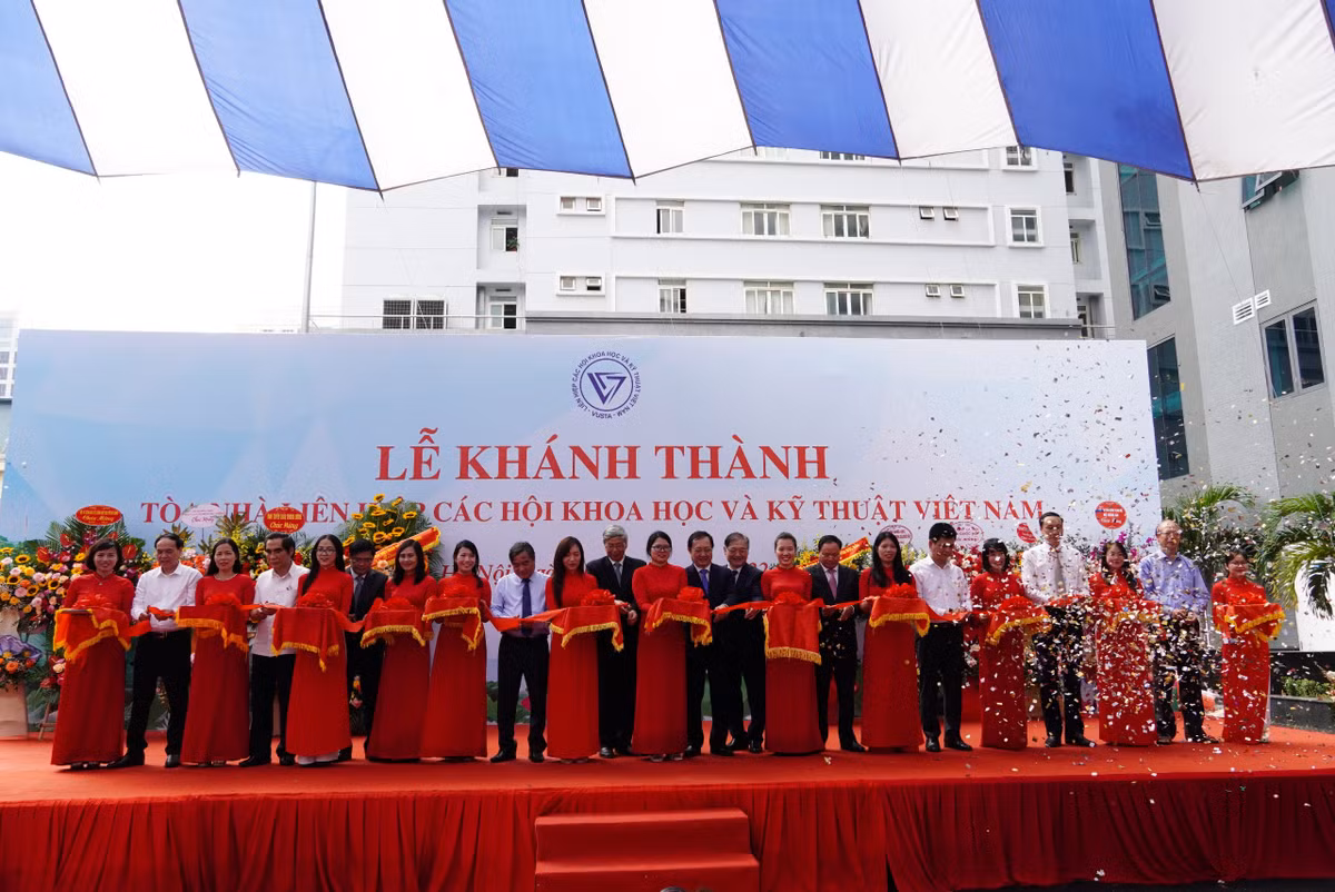 Nghi thức cắt băng khánh thành trụ sở Liên Hiệp các hội khoa học và kỹ thuật Việt Nam. 