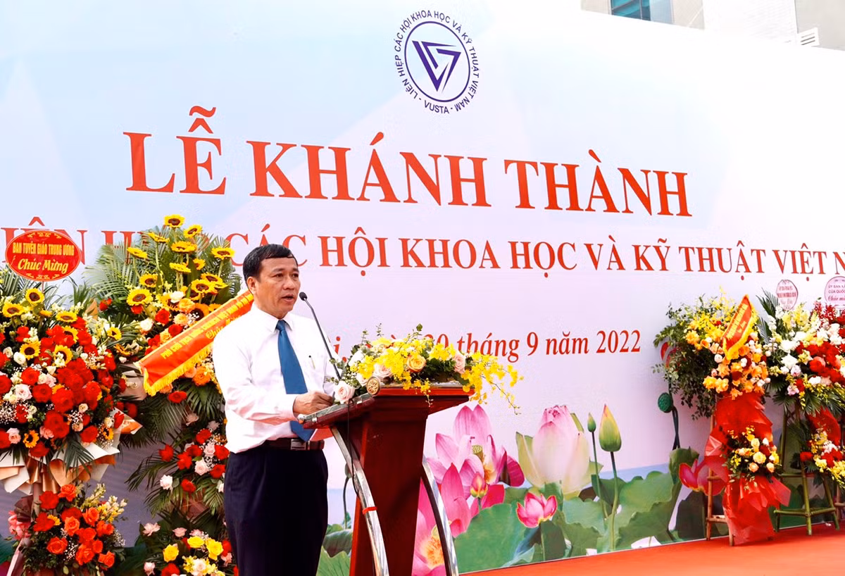 Ông Lê Công Lương - Phó Tổng Thư ký Liên hiệp Hội Việt Nam, Trưởng Ban quản lý dự án xây dựng Trụ sở báo cáo về quá trình xây dựng trụ sở.