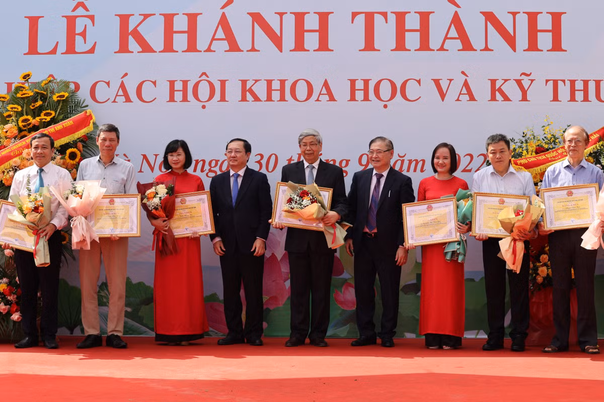 Liên hiệp các Hội Khoa học và Kỹ thuật Việt Nam tặng bằng khen cho 03 tập thể và 17 cá nhân đã có nhiều thành tích trong việc tham gia xây dựng trụ sở Liên hiệp các Hội Khoa học và Kỹ thuật Việt Nam.