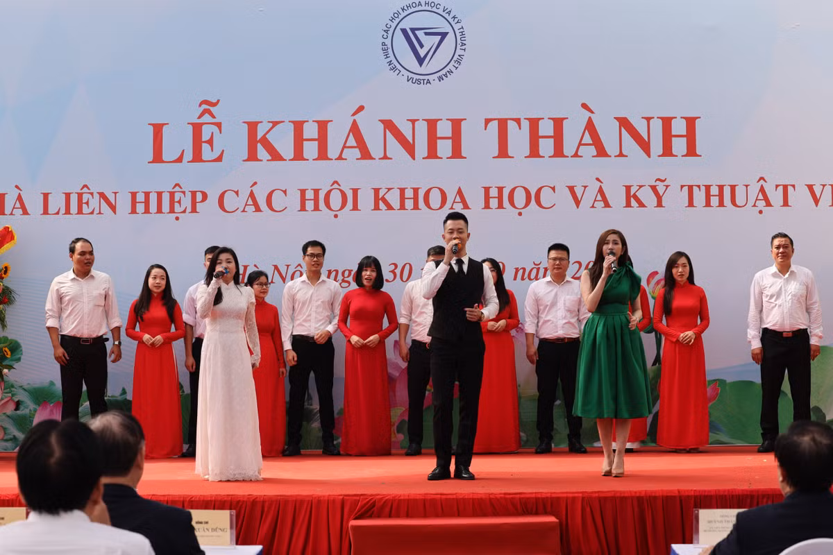 Mở đầu chương trình là tiết mục văn nghệ của Báo Tri thức và Cuộc sống với ca khúc "Bài ca VUSTA".