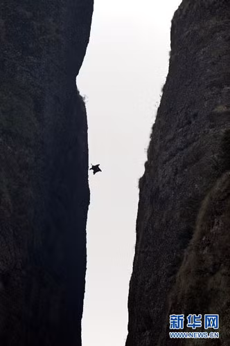 Diễn viên đóng thế Jeb Corliss mặc bộ cánh “người dơi” nhảy khỏi trực thăng và bung dù bay về phía núi Jianglang.