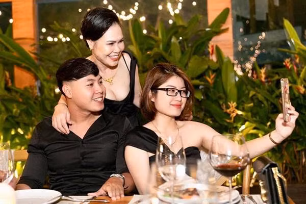 Được biết, trong căn biệt thự, mọi ngóc ngách đều được trang hoàng lộng lẫy. Dù chỉ ưu tiên sử dụng những tông màu đơn giản như đen và trắng, song căn biệt thự của Lan Ngọc vẫn toát lên sự sang trọng vượt trội, đủ khiến nhiều người phải trầm trồ không ngớt.