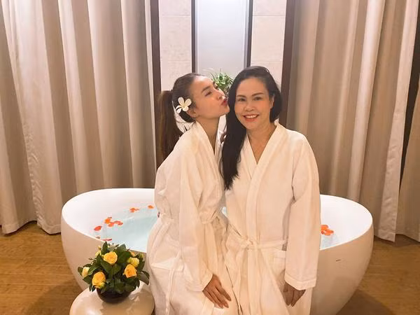 Khi Ninh Dương Lan Ngọc chọn nghệ thuật để theo đuổi, mẹ đã trở thành tri kỷ của cô. "Đến khi em bước vào nghề là giai đoạn mình được nói chuyện và trải lòng với mẹ nhiều nhất. Mẹ vừa là một người mẹ, vừa là một người bạn, vừa là một người quản lý mình trong cả cuộc sống. Mẹ đa năng quá, em rất tự hào. Mẹ em giỏi lắm, giỏi tới nỗi cái gì cũng có thể làm được, rất vất vả", Ninh Dương Lan Ngọc kể.