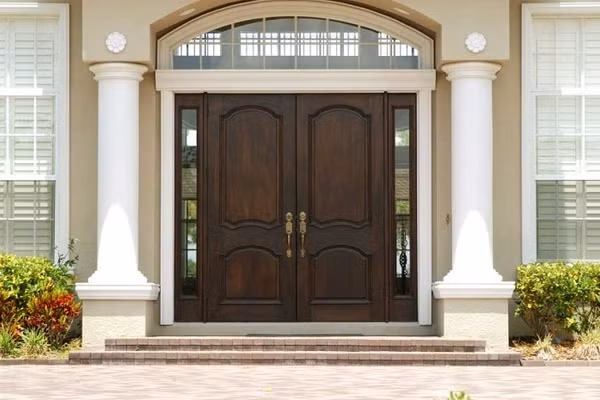 7/ Cửa chính nhà bạn cần có không gian riêng. Trong phong thủy tối kỵ đặt cửa chính gần vị trí giường ngủ, nhà vệ sinh, cửa sổ...nếu không quan tâm đến điều này mà vướng phải sẽ khiến gia chủ gặp vận xấu, ảnh hưởng không tốt đến sức khỏe gia đình.