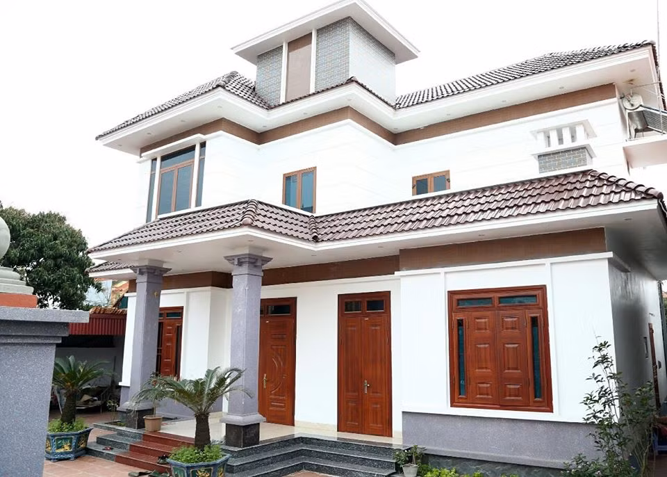 2/ Cửa chính không được đối diện với bất kỳ cửa nào trong nhà bạn. Bởi theo phong thủy, nếu các cửa trong nhà đối diện nhau sẽ dẫn đến người trong nhà hay xảy ra cãi vã, mất đoàn kết, làm ăn gặp nhiều khó khăn khiến tài vận gia chủ đi lùi, không may mắn.