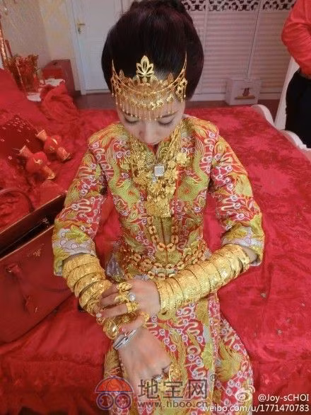 Bộ "áo giáp vàng" là cách nói vui của cư dân mạng khi chứng kiến những hình ảnh này. Cô dâu có dáng người nhỏ nhắn những lại đeo trên đầu, cổ, chân tay vô số vòng, kiềng, nhẫn, dây chuyền vàng...