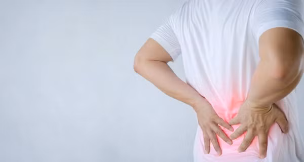 5. Đau lưng: Khi xuất hiện những cơn đau lưng lan dần ra phía trước vùng hông hoặc chậu, đây có thể là dấu hiệu suy thận giai đoạn đầu mà bạn cần lưu ý. Ảnh minh họa
