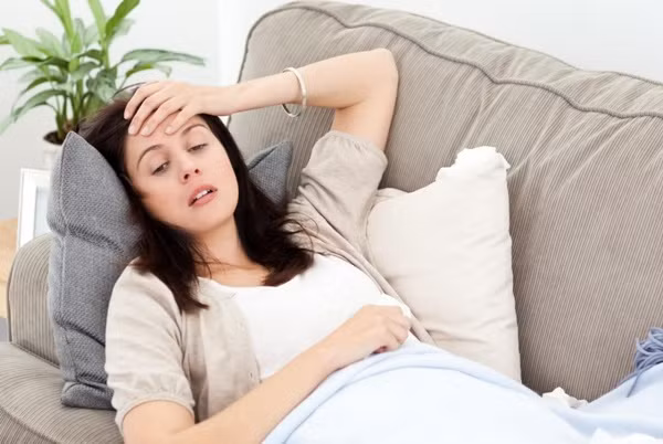 9. Suy nhược cơ thể: Hầu như bệnh nhân nào bị suy thận mạn tính cũng đều gặp phải tình trạng thiếu máu. Điều này dẫn đến chức năng hoạt động của thận bị suy giảm chỉ còn từ 20% đến 50% hiệu suất so với người bình thường. Nếu như, bạn vẫn nghỉ ngơi và ngủ đủ giấc nhưng cơ thể luôn trong tình trạng mệt mỏi, uể oải thì đây có thể là dấu hiệu của suy thận. Ảnh minh họa