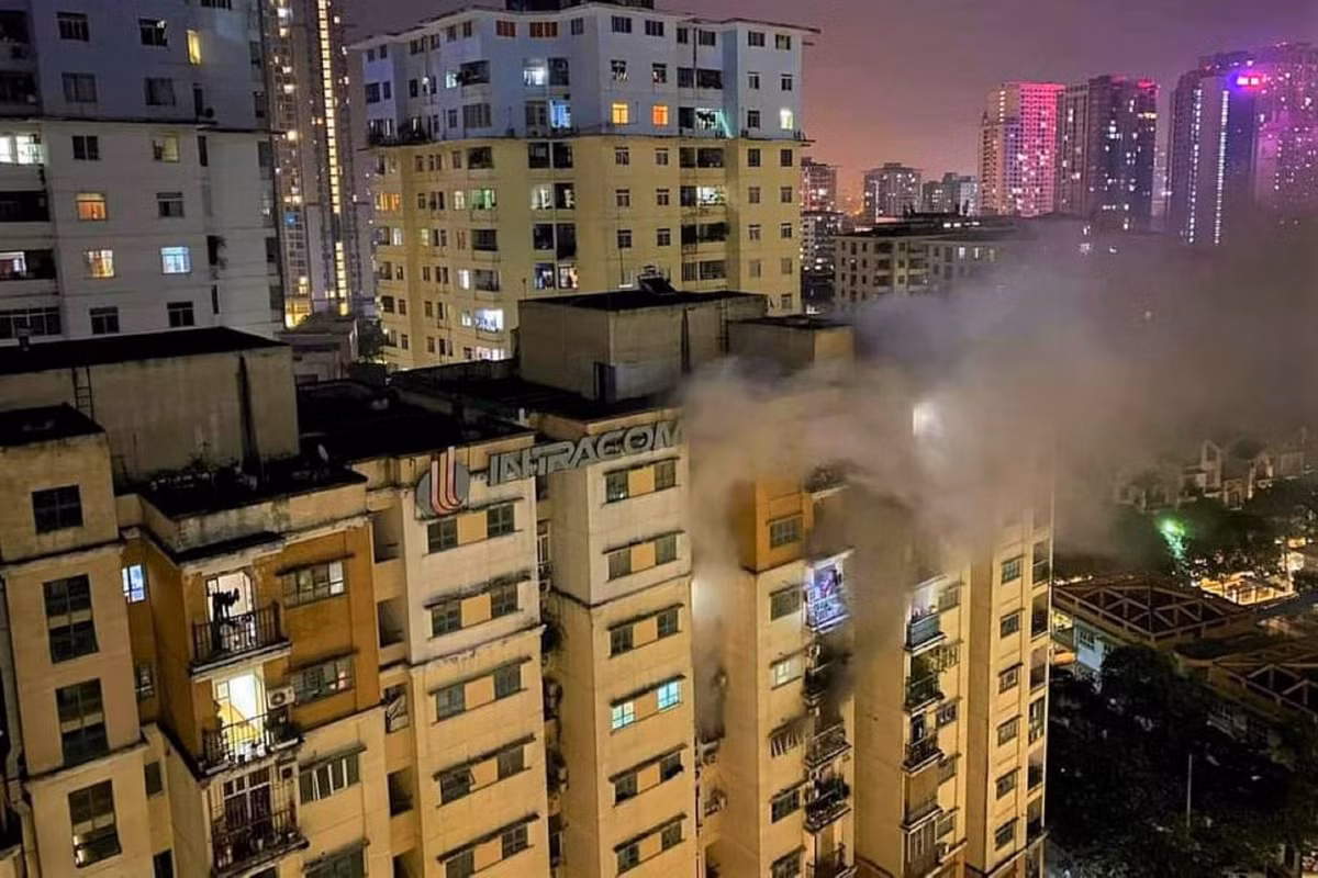 Cháy chung cư ở Hà Nội lúc nửa đêm, người dân xanh mặt tháo chạy Chay chung cu o Ha Noi luc nua dem, nguoi dan xanh mat thao chay