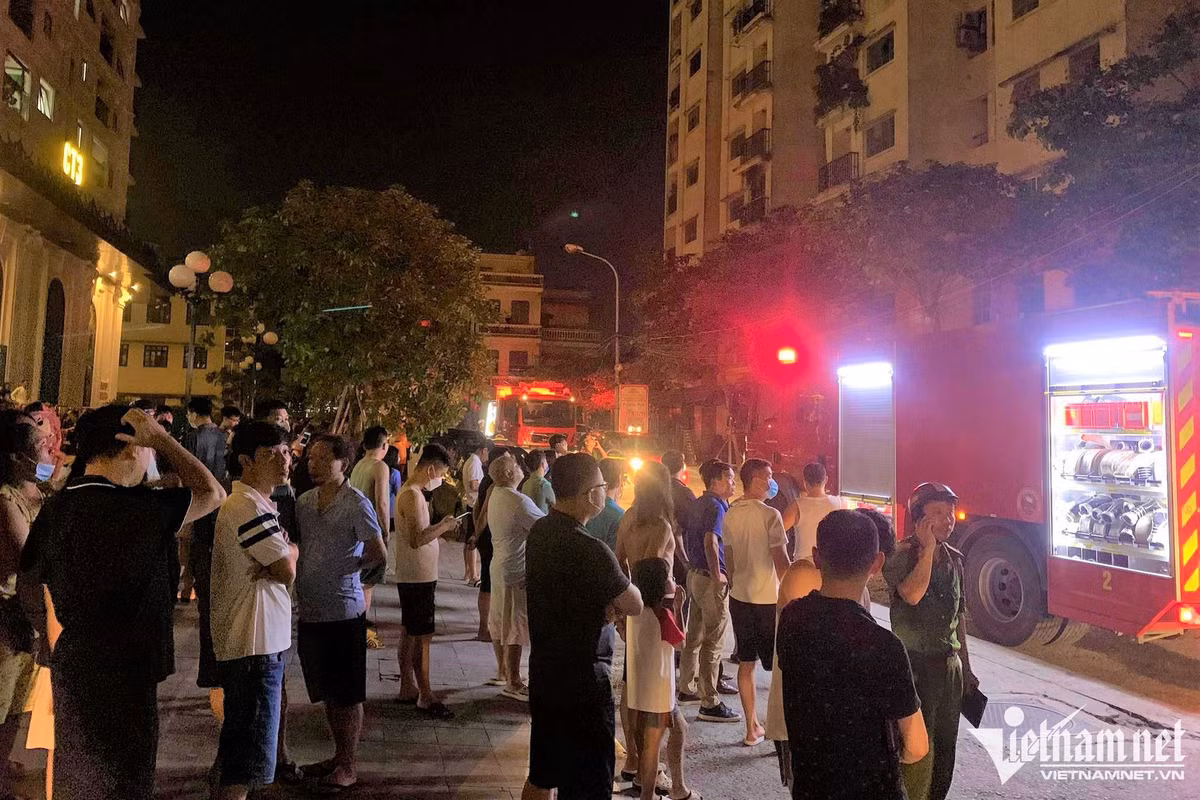 Cháy chung cư ở Hà Nội lúc nửa đêm, người dân xanh mặt tháo chạy - Hình 3 Chay chung cu o Ha Noi luc nua dem, nguoi dan xanh mat thao chay-Hinh-3