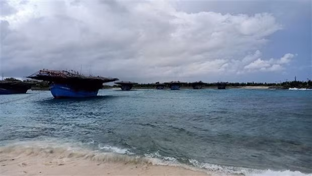 Hơn 1.000 ngư dân vào các âu tàu ở Trường Sa tránh trú bão Noru - Hình 2 Hon 1.000 ngu dan vao cac au tau o Truong Sa tranh tru bao Noru-Hinh-2