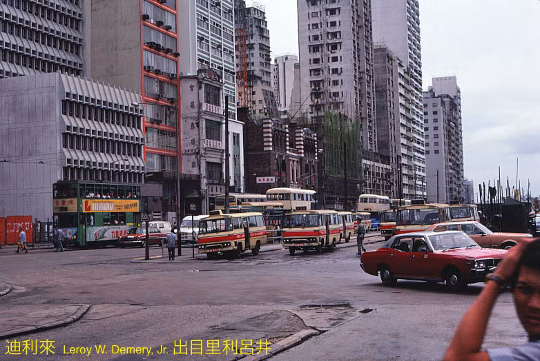 Trên phố Connaught, đoạn gần phố Cleverly.