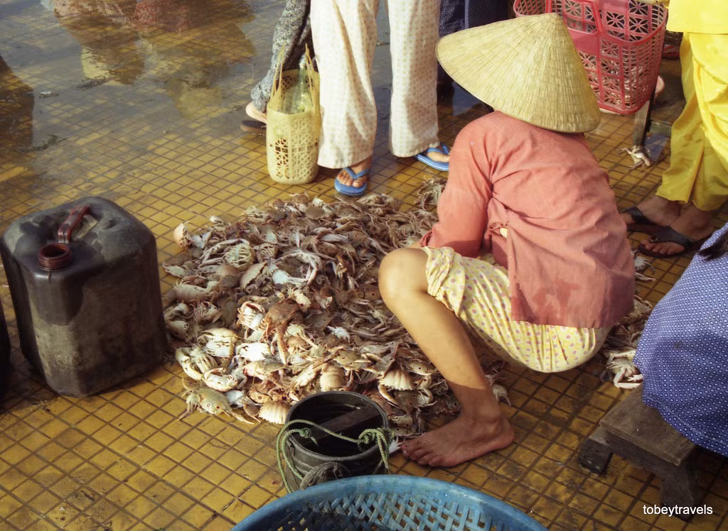 Cua ghẹ được đổ đống trên sàn để bán cho khách.