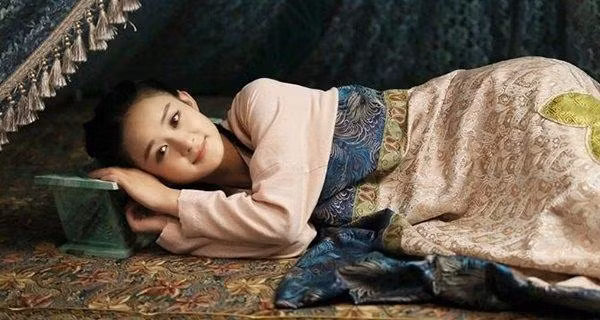 Ngoài ra, trong cơ thể con người còn có từ trường. Phần lớn mọi người đều biết trên Trái đất luôn tồn tại từ trường của hai cực Bắc và Nam.