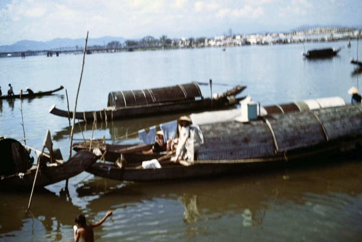 Bên bến sông Hương. thấp thoáng phía xa.