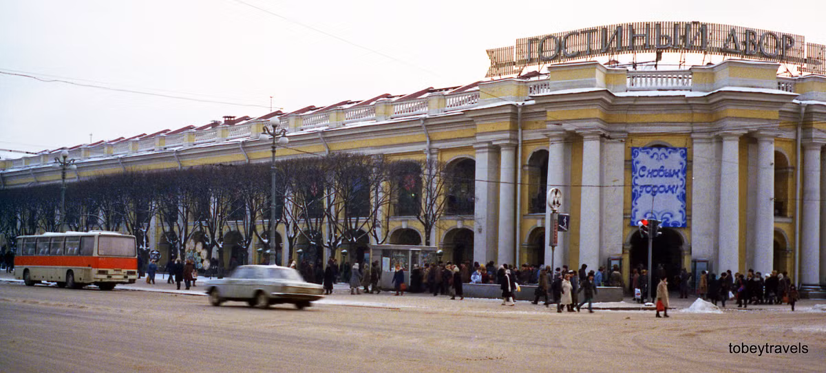 Bên ngoài bách hóa tổng hợp Leningrad. Trên cổng chính tòa nhà có dòng chữ "Chúc mừng năm mới". Ảnh chụp ngày 18/12/1986.