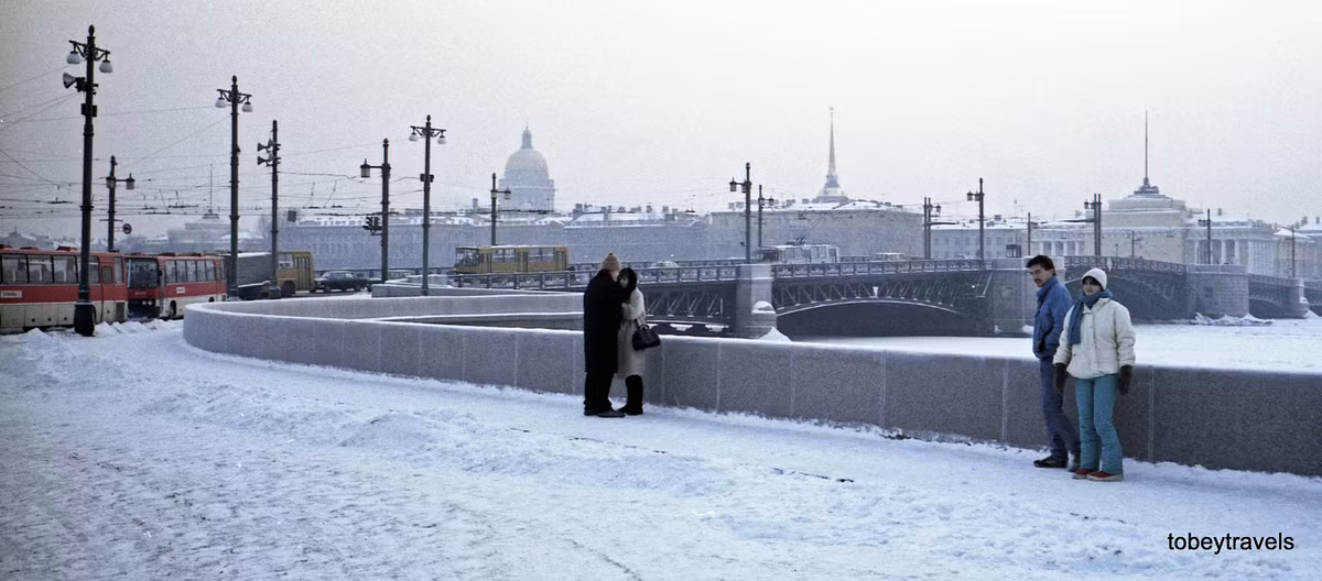 Tuyết trắng bao phủ bờ sông Neva, gần cầu Cung điện nổi tiếng.