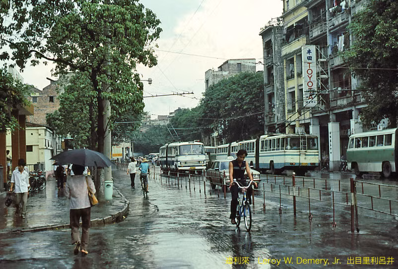 Đường phố sau cơn mưa.