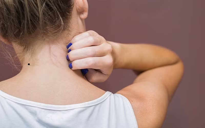 Nốt ruồi ở gáy. Những đứa trẻ có nốt ruồi ở sau gáy thường được sinh ra trong gia đình giàu có, được quý nhân phù trợ, cha mẹ cưng chiều, từ nhỏ đã được ăn ngon mặc đẹp. Cuộc sống sau này mọi việc đều hanh thông, quý nhân giúp đỡ, gặp nhiều may mắn, tương lai tươi sáng. 