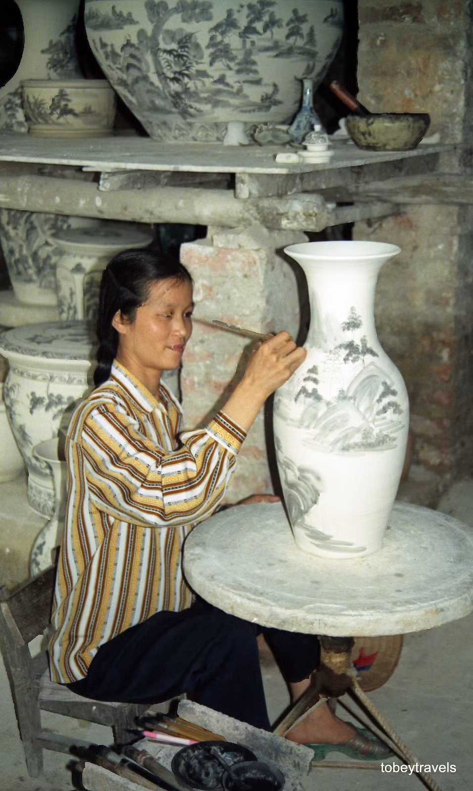 Nữ nghệ nhân Bát Tràng vẽ trang trí bình hoa.